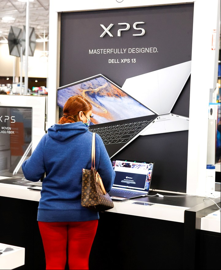 Una mujer mira producto en Best buy, en Gurnee, Illinois. Foto: EFE