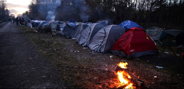 "Poco serio": dura crítica de Emmanuel Macron a Boris Johnson por los migrantes en el Canal de la Mancha