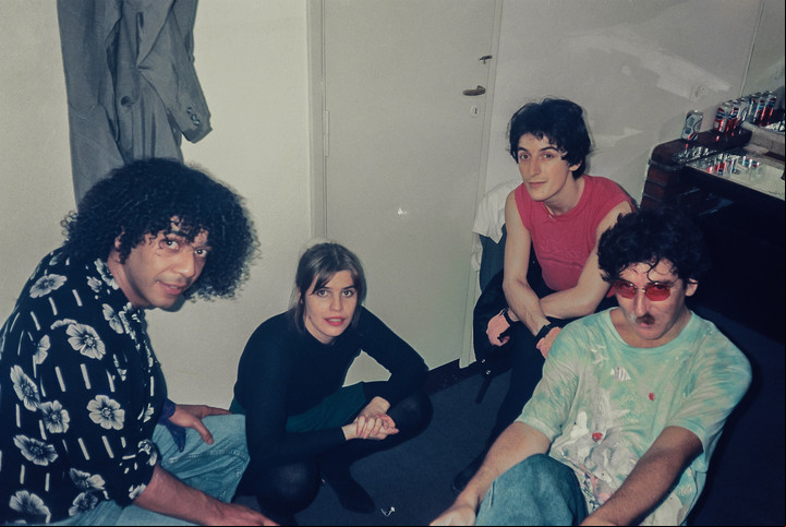 El Negro Carlos García López, Fabiana Cantilo, Fernando Samalea y Charly García, distendidos en camarines.