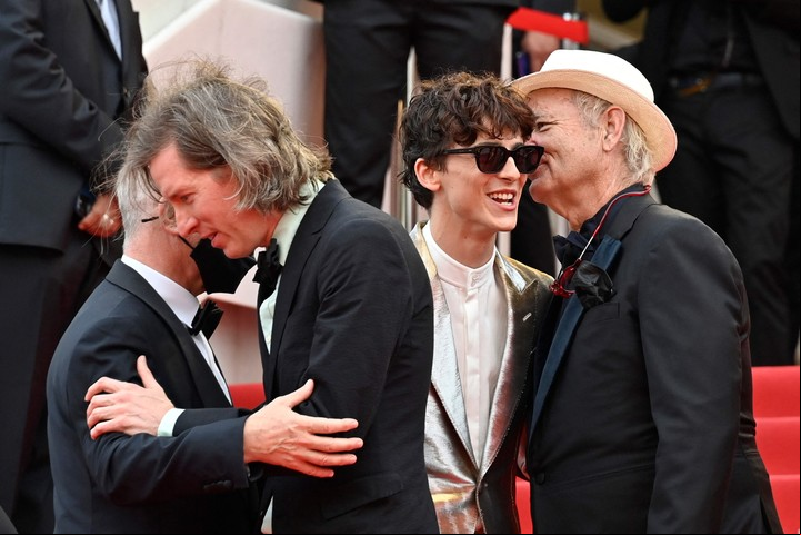 Wes Anderson es bienvenido por Frémaux en Cannes, junto a Timothée Chalamet y Bill Murray, en la premiere de "La crónica sa". Foto AFP