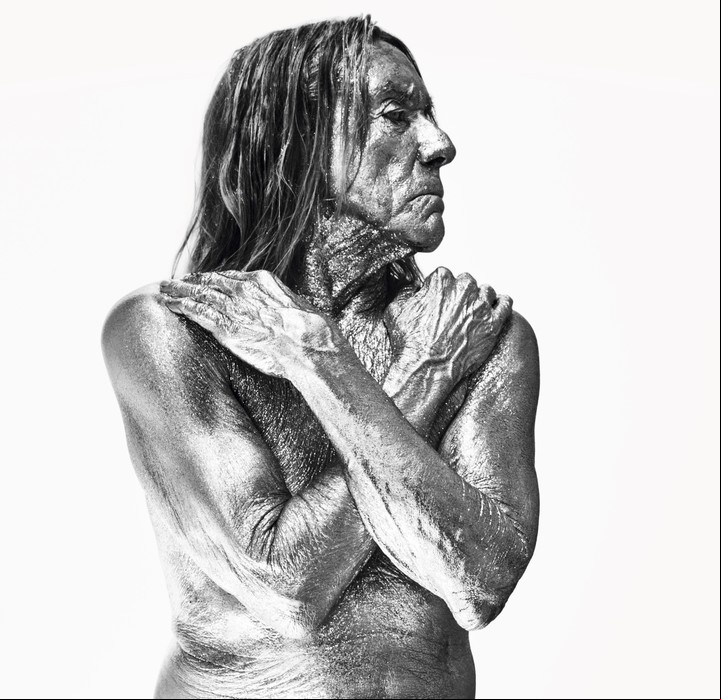 Iggy Pop posa plateado; como Charly, pero dos décadas después. Foto Courtesy of 2022 Pirelli Calendar/Bryan Adams/Handout via REUTERS