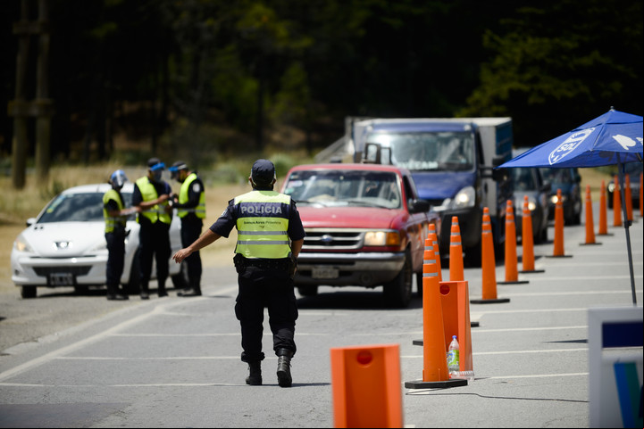 En la ruta puede hay controles policiales y habrá que tener todo en regla para evitar multas. Foto: Andrés D'Elía/Archivo.