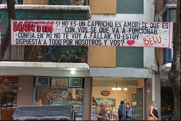 "Si no es un capricho es amor": el pasacalles colgado por una mujer en Belgrano que se hizo viral
