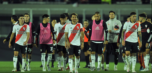 A pesar de la derrota, el Monumental vivió una noche de emociones con la despedida de Ponzio y el clamor por Gallardo