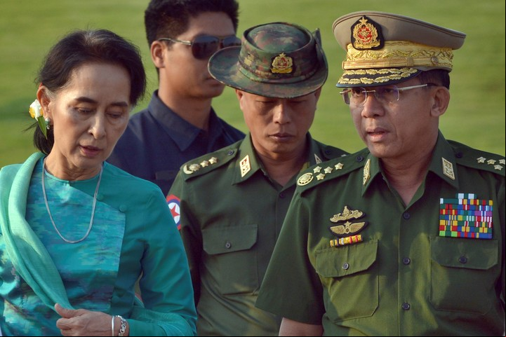 Aung San Suu Kyi, junto con líderes militares de Myanamr, cuando aún era la líder del país. Foto: AP