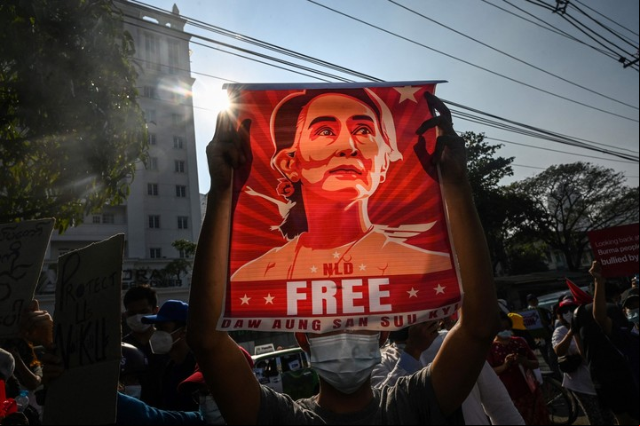 Una protesta que pide por la libertad de Aung San Suu Kyi, la líder depuesta de Myanmar que fue condenada a 4 años de prisión. Foto: AFP