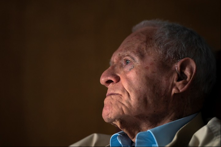 Russell habla de su tiempo a bordo del U.S.S. Oklahoma y su vida después de la guerra. Foto: AP