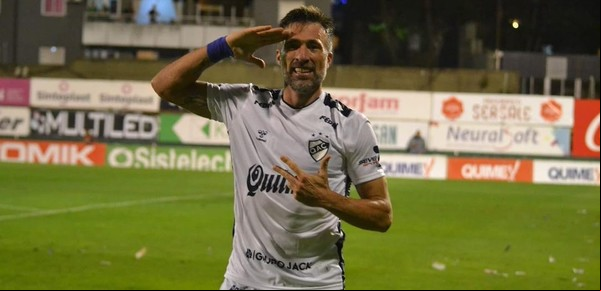 A los 40 años volvió del retiro y firmó contrato solo para jugar nueve minutos el domingo