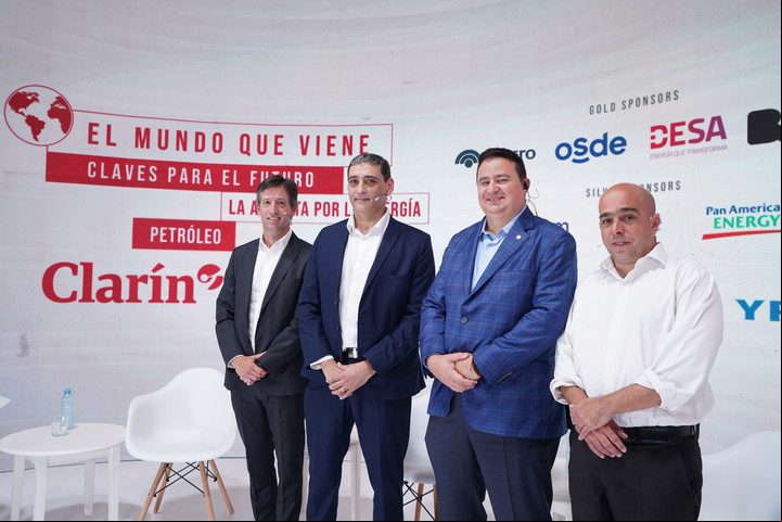 Ciclo de charlas Clarin el mundo que Viene.
Rodlofo Freyre CEO Pan American Energy; Pablo Iuliano Vicepresidente Upstream No Convencional YPF; Ernesto Fonseca, Petróleo y Desarrolo Shell y Nicolas Arceo economista especializado en energia.
Foto: Rafael Mario Quinteros -