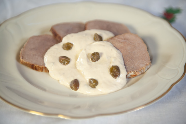 El vitel toné se sirve frío, decorado con la salsa. 
Foto: Fernando de la Orden