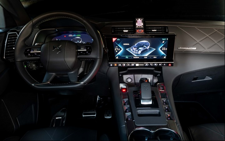 El estilo del interior del DS 7 Crossback E-Tense se mantiene cargadísimo de detalles.