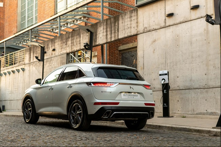 El DS 7 Crossback E-Tense lleva 3 motores y una batería que permite cierta autonomía eléctrica.