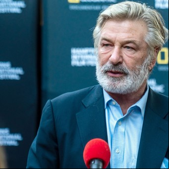 Alec Baldwin se rodea de gurús y filósofos para encontrar paz