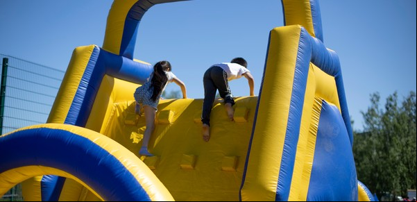 Salta: un nene de 3 años está grave tras caer de un pelotero inflable que salió volando por el viento