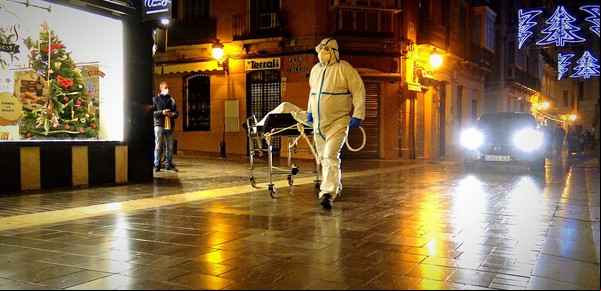 Acarreando un "cadáver" por las calles de Málaga