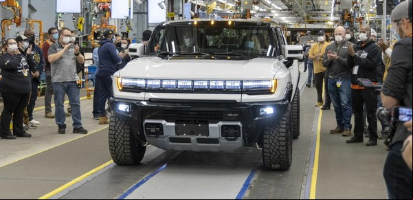 Ya se fabrica la nueva Hummer eléctrica: el impresionante precio que se pagó por la primera