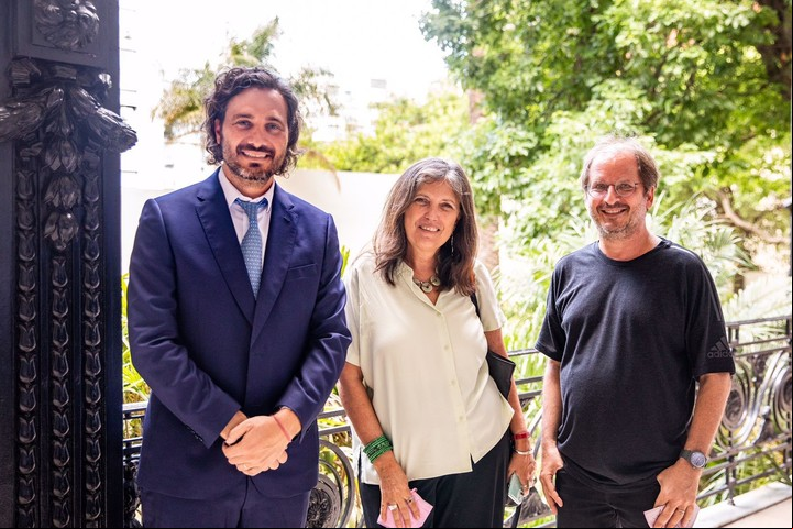 El canciller Santiago Cafiero y los escritores Claudia Piñeiro y Martín Kohan. Fotos Prensa Cancillería