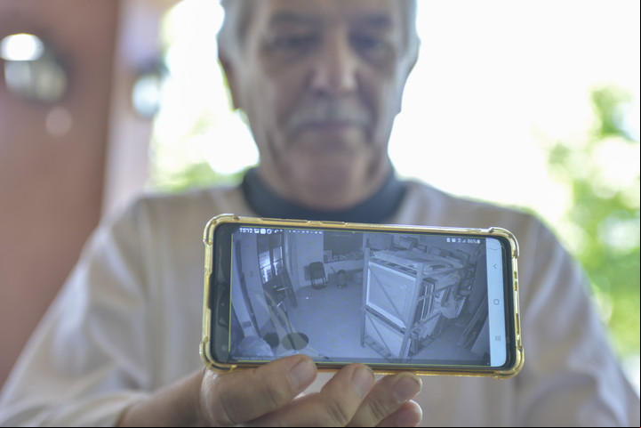 Las obras, guardadas. Adolfo Güiraldes, presidente de la Fundación Molina Campos. Foto - Constanza Niscovolos