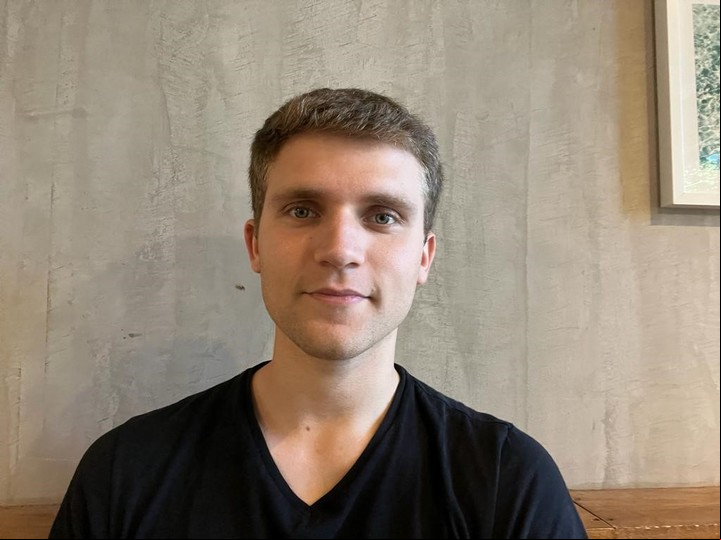 El joven ya incursiona en plataformas Fintech, criptomonedas y tecnologías modernas que son tendencia en el mercado digital.