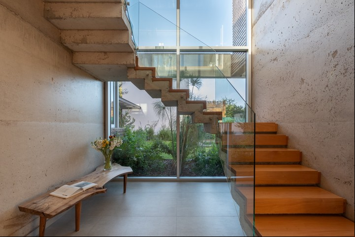 La escalera en doble altura da a un pequeño jardín. Fotos: Gentileza Gonzalo Viramonte.
