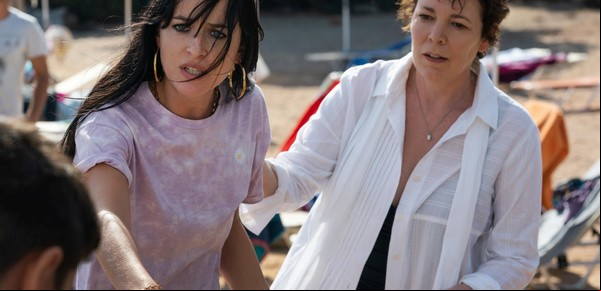 "La hija oscura": lo que muestra el libro y la película no (y ocho frases reveladoras)
