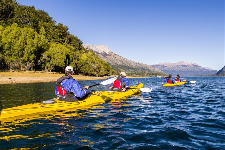 Kayak en el PN Los Alerces, Patrimonio de la Humanidad. Foto Turismo Esquel