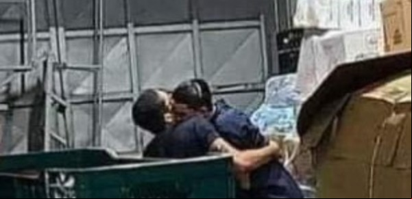 Le llevó el almuerzo a su marido y lo encontró "abrazado" a un compañero: "no me esperaba esto"
