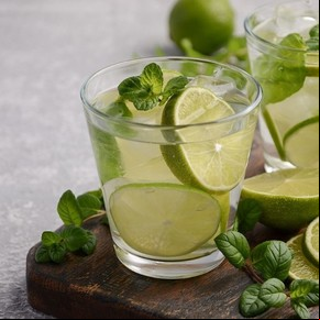 Agua saborizada de lima y menta