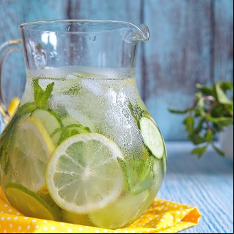 Limonada con menta y jengibre