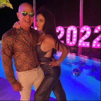 ¿Jeff Bezos o Pitbull? El sorprendente look del multimillonario para recibir el 2022