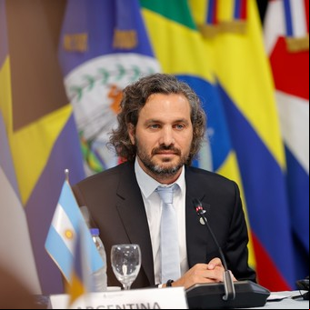 Denuncian a Santiago Cafiero por la presencia de un funcionario en un acto junto a un iraní acusado de volar la AMIA