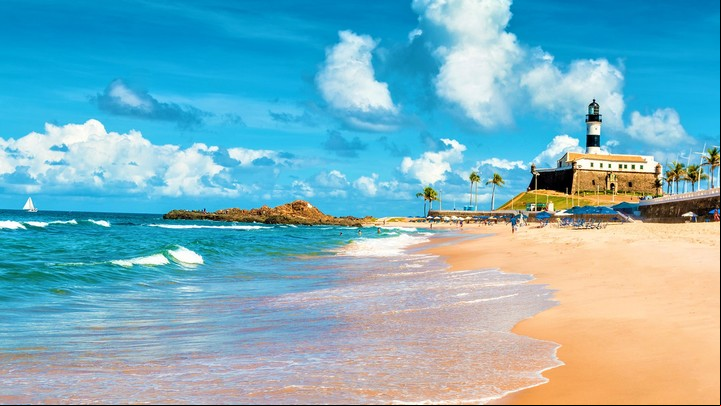Salvador de Bahía. Entre los que se van al exterior, Brasil es el destino más elegido.