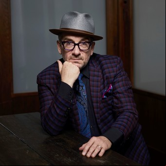 Elvis Costello & The Imposters apuestan al rock sudoroso en su nuevo álbum, con aporte argentino