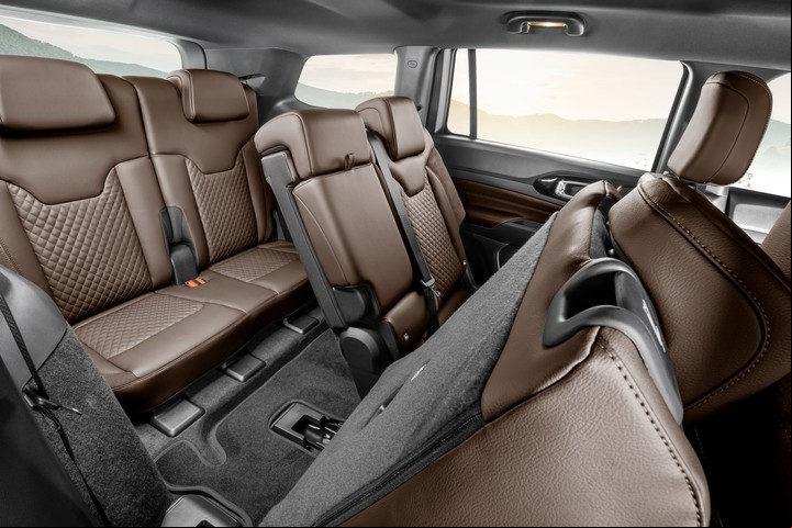 El a la tercera fila del Jeep Commander no es complejo pero los puestos de atrás no son recomendables para adultos.