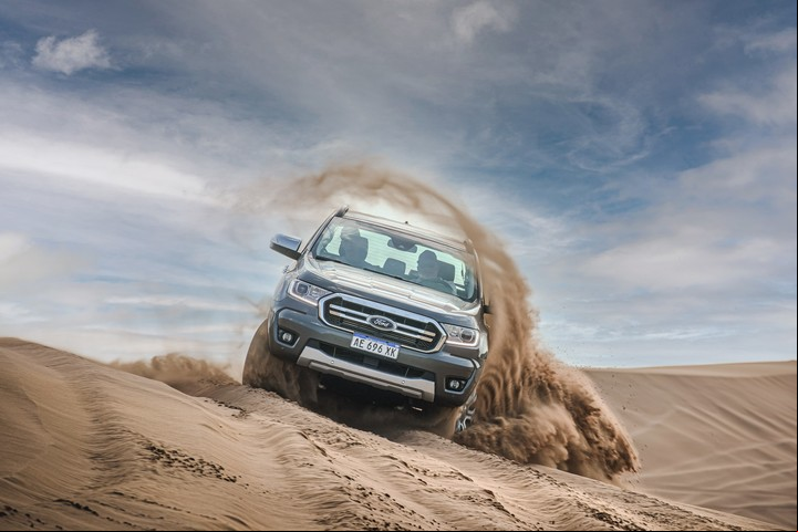 La Ford Ranger, a prueba en los médanos de Pinamar.