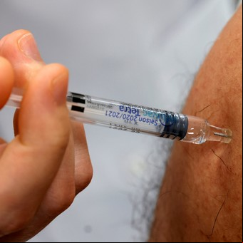 Vacuna contra la gripe: la decisión que toman algunos médicos y afecta a la gente