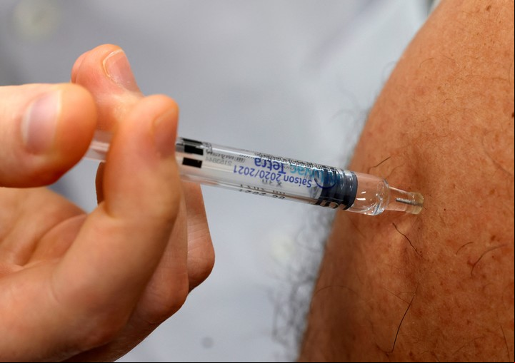 La influenza o gripe A, un brote paralelo que despierta alertas y requiere vacunación. Foto Reuters