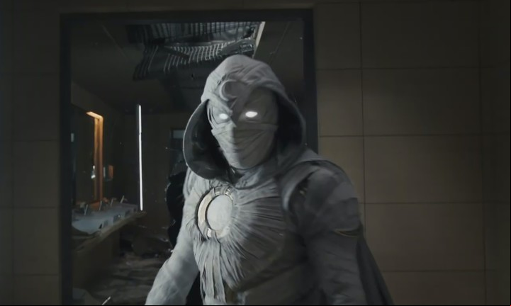 Oscar Isaac como Moon Knight, el personaje nunca visto antes en cine o televisión. La serie estrenó su primer episodio por Disney+.