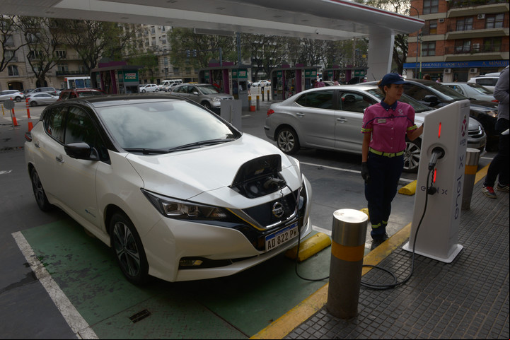 Nissan Leaf, el primer auto eléctrico que se comercializó en nuestro mercado. Foto Mario Quinteros