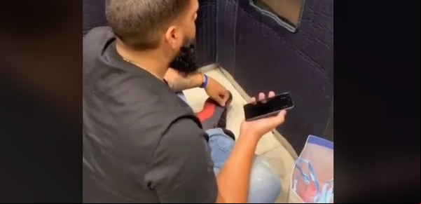 Quedó atrapado en un ascensor, tocó un botón y oyó una voz
