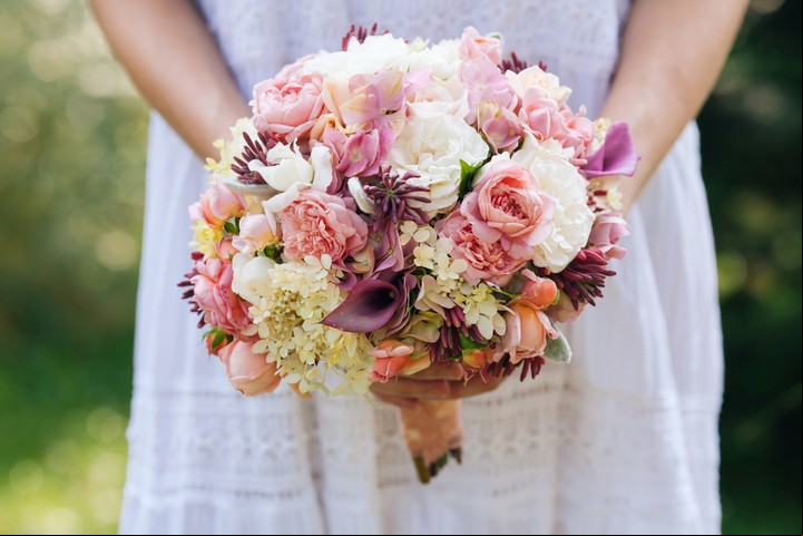 Las microbodas también suelen asociarse a "bodas de destino". Foto: ilustración Shutterstock.