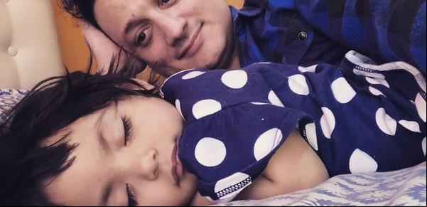Trabajó en zona de guerra, desastres naturales y tragedias: cómo cambió su vida al adoptar a una nena que vivía en un hospital