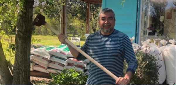 El cruce a Chile a pie, el niño diferente, los comienzos en Clarín: quién es Cristian Alarcón, ganador del Premio Alfaguara de Novela