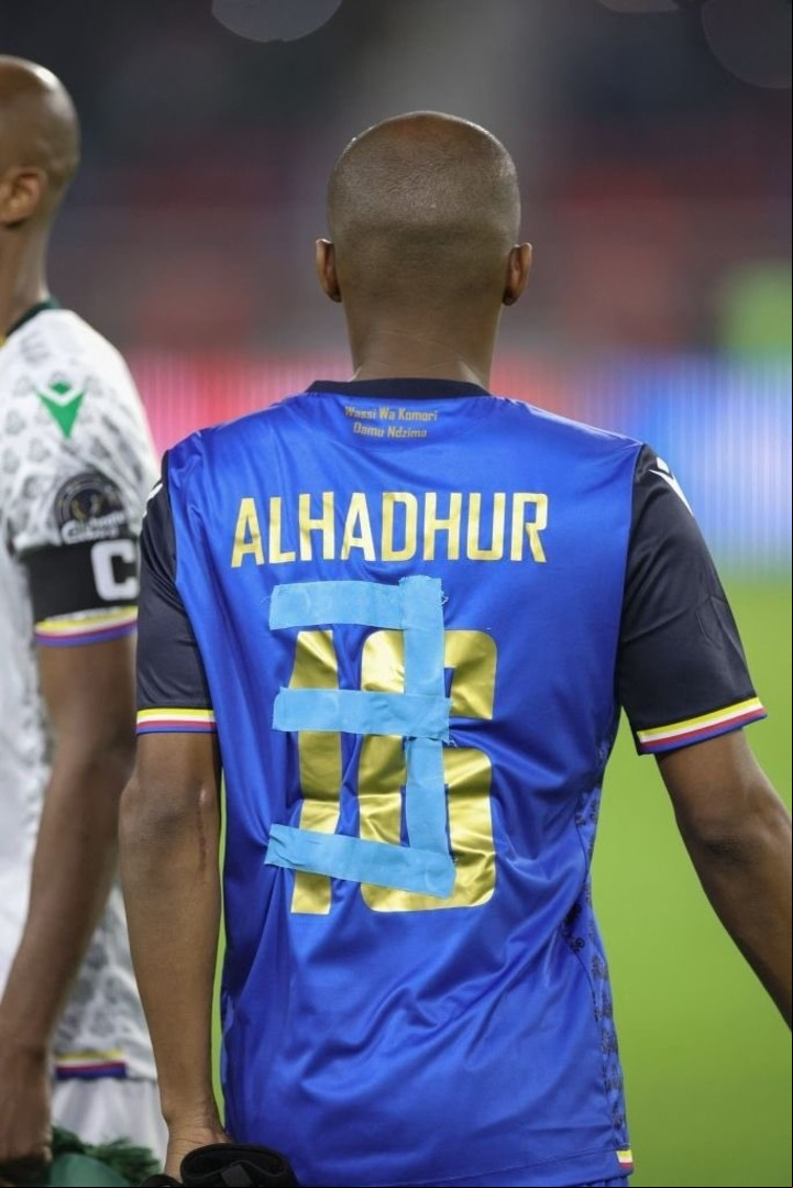 El lateral izquierdo de Islas Comoras, Chaker Alhadhur, tapó el número del dueño de la camiseta y se puso el suyo con cinta para jugar de arquero.