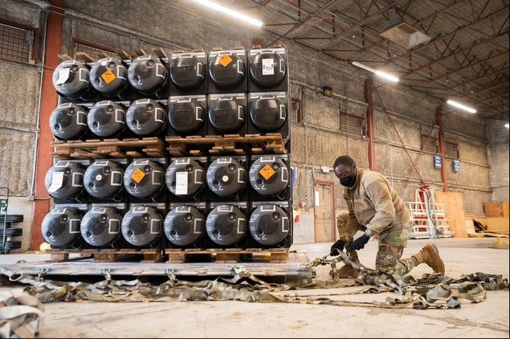 Soldados estadounidenses preparan armas y municiones para enviar a Ucrania, en una base de Delaware, días atrás. AP