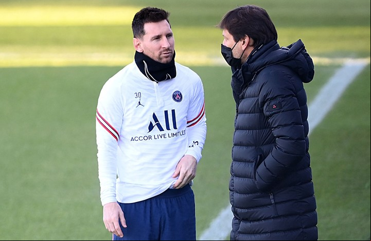 Lionel Messi y el brasileño Leonardo. Foto: FRANCK FIFE / AFP.