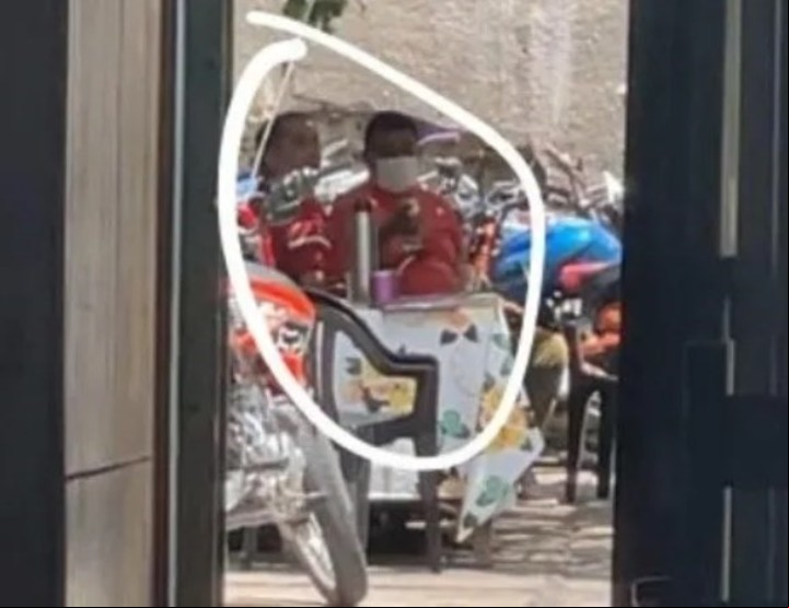 La imagen del escándalo en Catamarca: fue detenido tras dispararle a su expareja, pero tomaba mates con sus compañeros de comisaría.