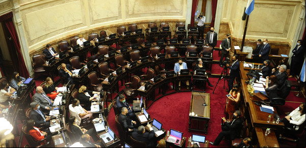 El inesperado cese de 40 asesores del bloque radical mete más tensión en el Senado
