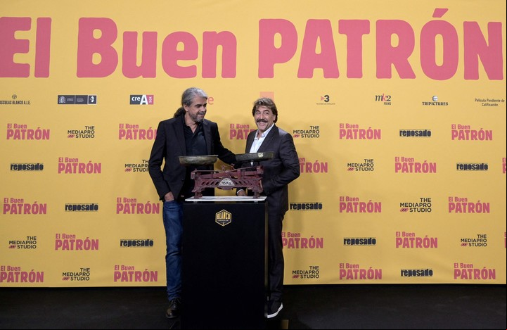 Javier Bardem, el director Fernando León de Aranoa y "El buen patrón" Foto: AFP