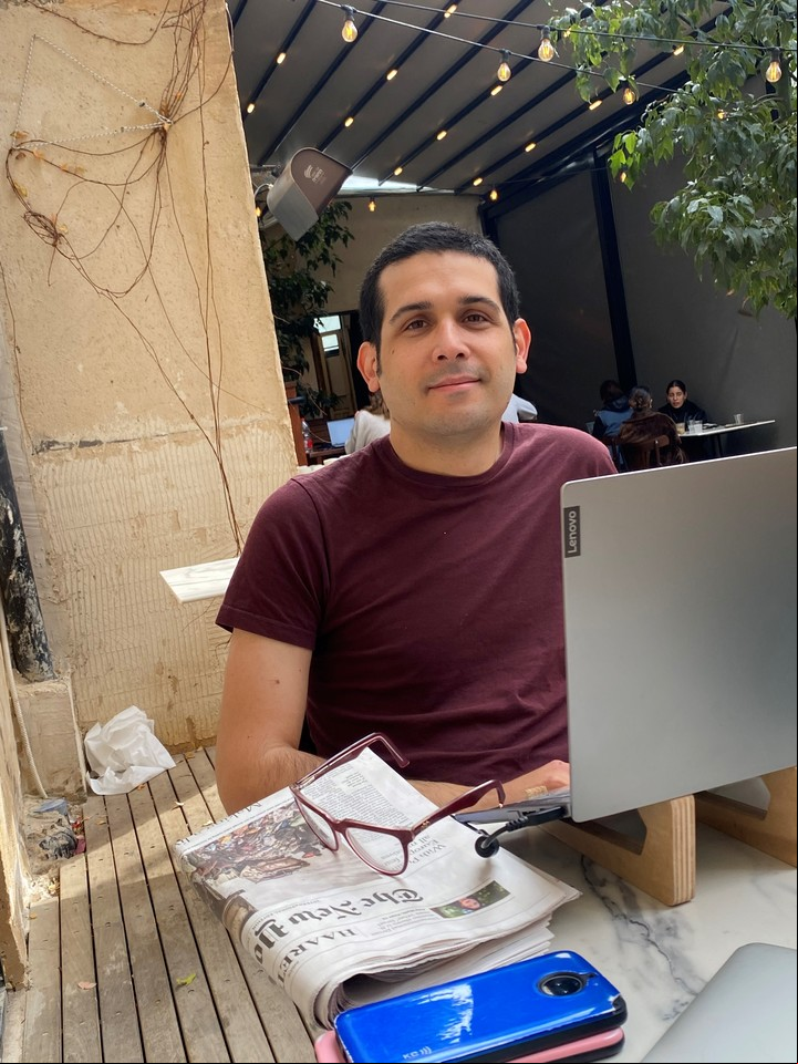 Hoy. Pablo Méndez Shiff en un bar de Tel Aviv esbozando ideas para su tesis. Foto gentileza Alonn Barthels